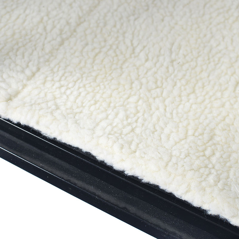 Møbler stil stor trehundbur med hjul og pute Møbler stil stor trehundbur med hjul og pute